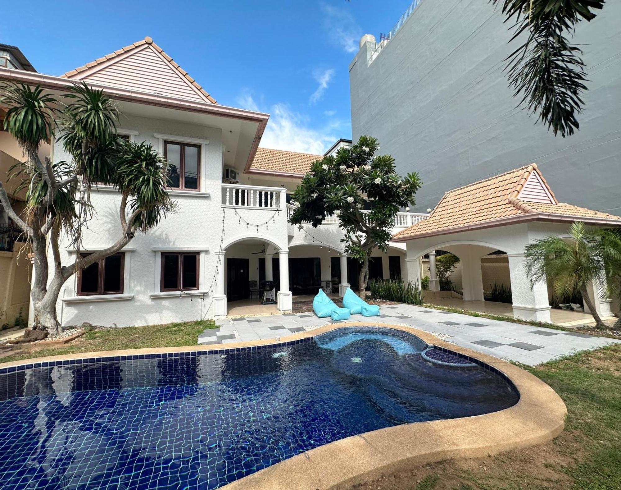 Blooming Hill Boutique Suites Pattaya Exterior photo